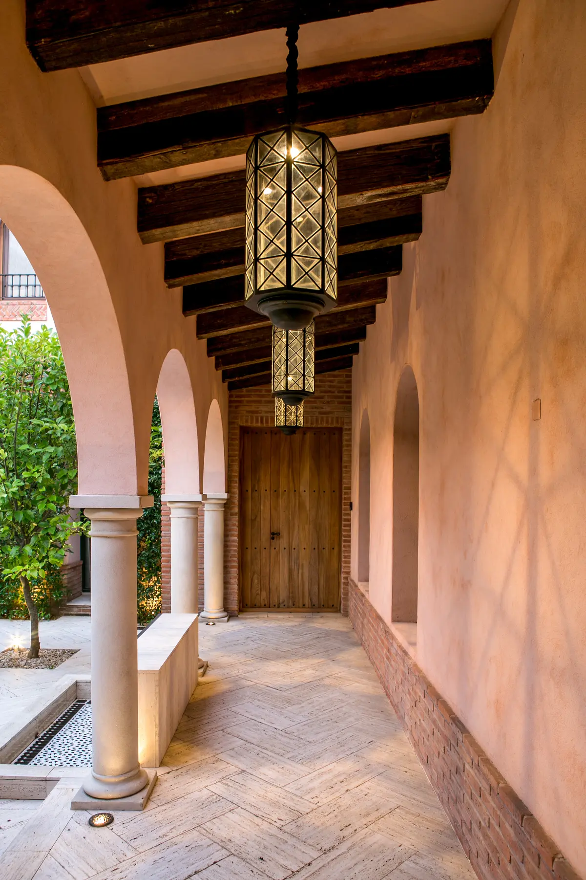 Pasillo con color predominante Beige del Proyecto CasaLA por Ricardo Pereyra Iraola 
