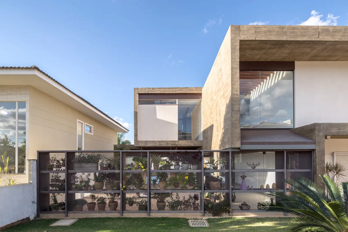 Fachada com cor predominante Cinza do Projeto Casa Bentes por Coda Arquitetos