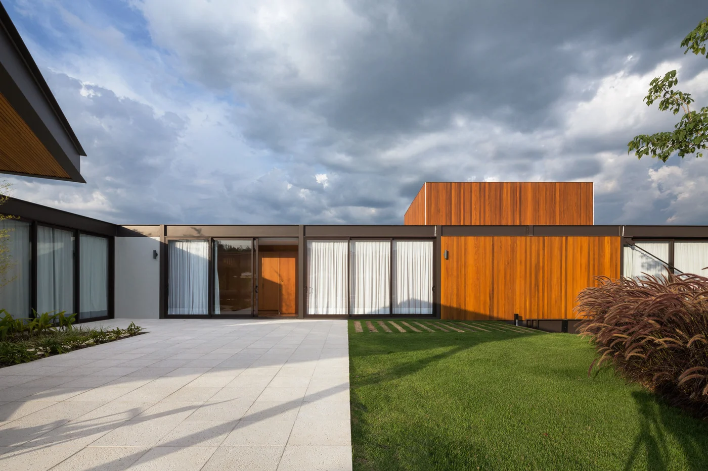 Fachada moderna con revestimiento de madera y grandes ventanales