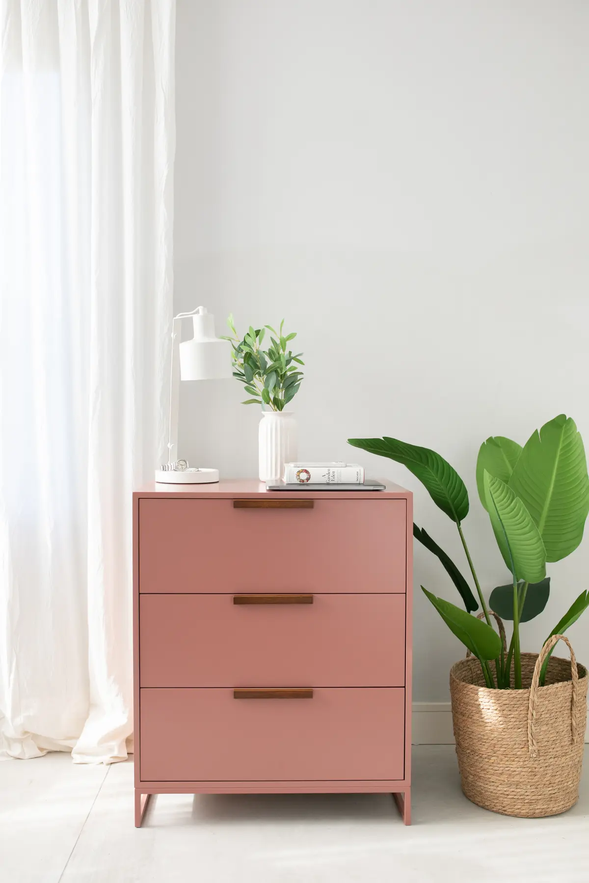 Dormitorio moderno con cómoda color borgoña y planta grande — proyecto Línea Queens, por ALTORANCHO, en San Isidro