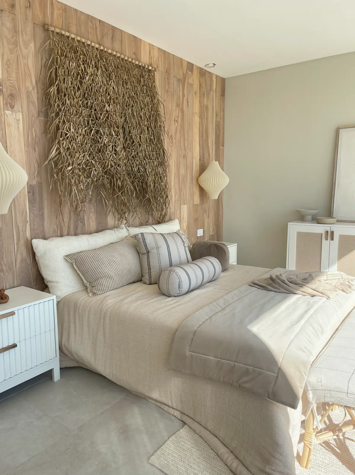 Dormitorio de estilo boho rústico con pared de madera y detalles naturales — proyecto El Secreto, por Grupo Pauta Arquitectura, en Tigre