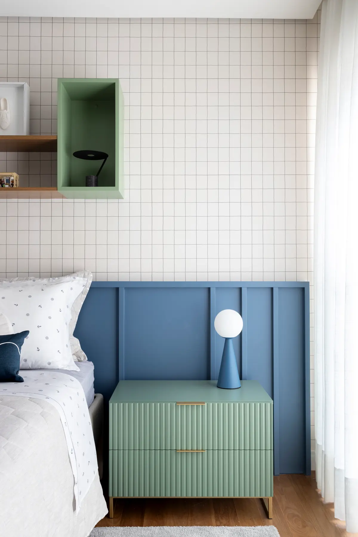 Quarto com cama, cômoda verde e luminária de design — projeto Casa Morumbi, por Eliane Ventura Arquitetura e Interiores, em Atibaia