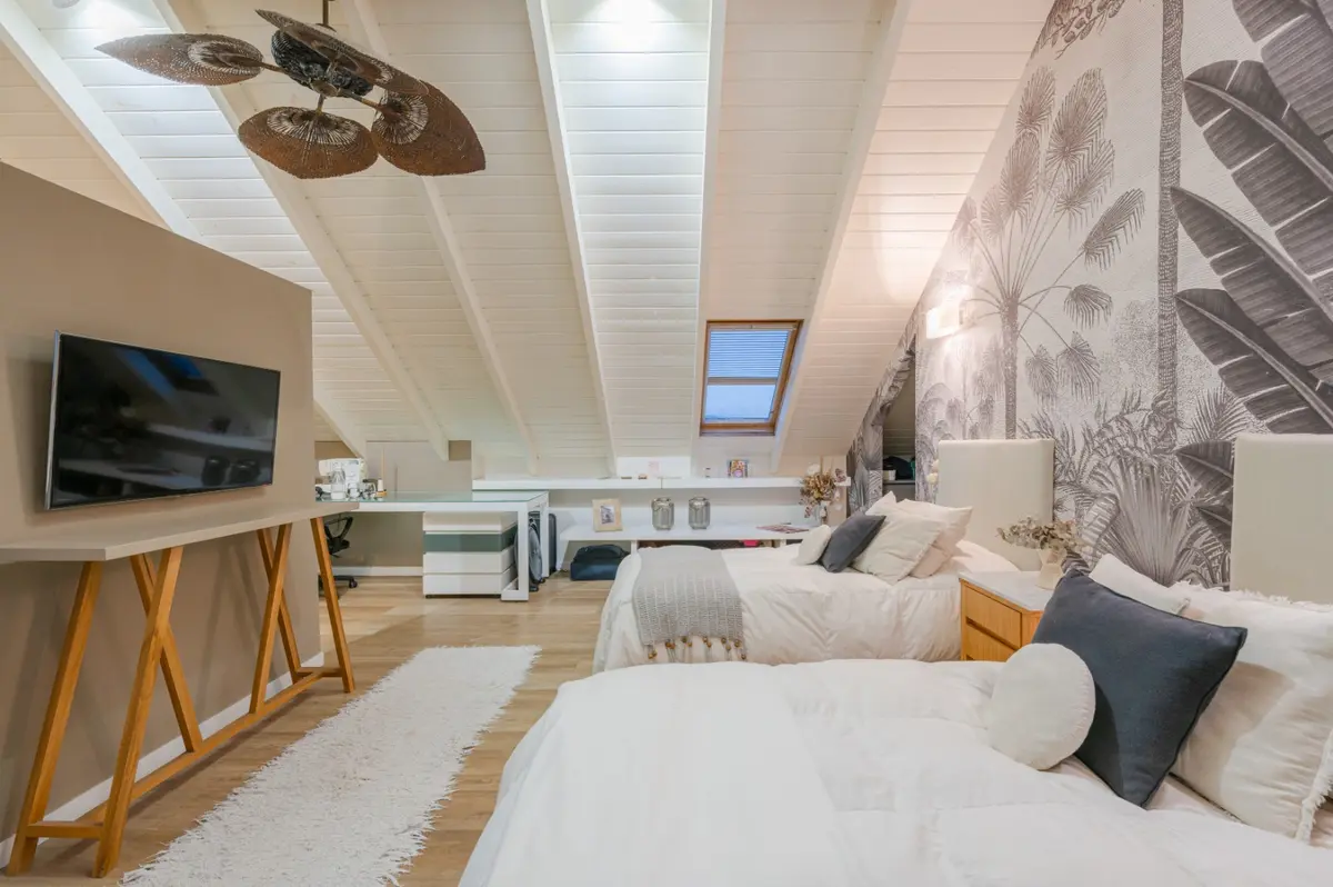 Dormitorio abuhardillado de estilo rústico moderno con papel mural tropical — proyecto Proyecto Altillo, por efe arquitectura, en Ciudad de Córdoba