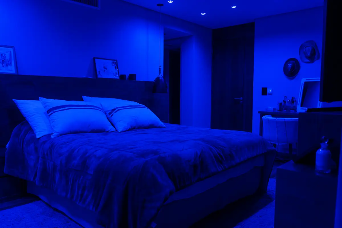 Dormitorio azul moderno con iluminación intensa — proyecto Casa Pomelo, por FeelX Tecnología SRL, en Canning