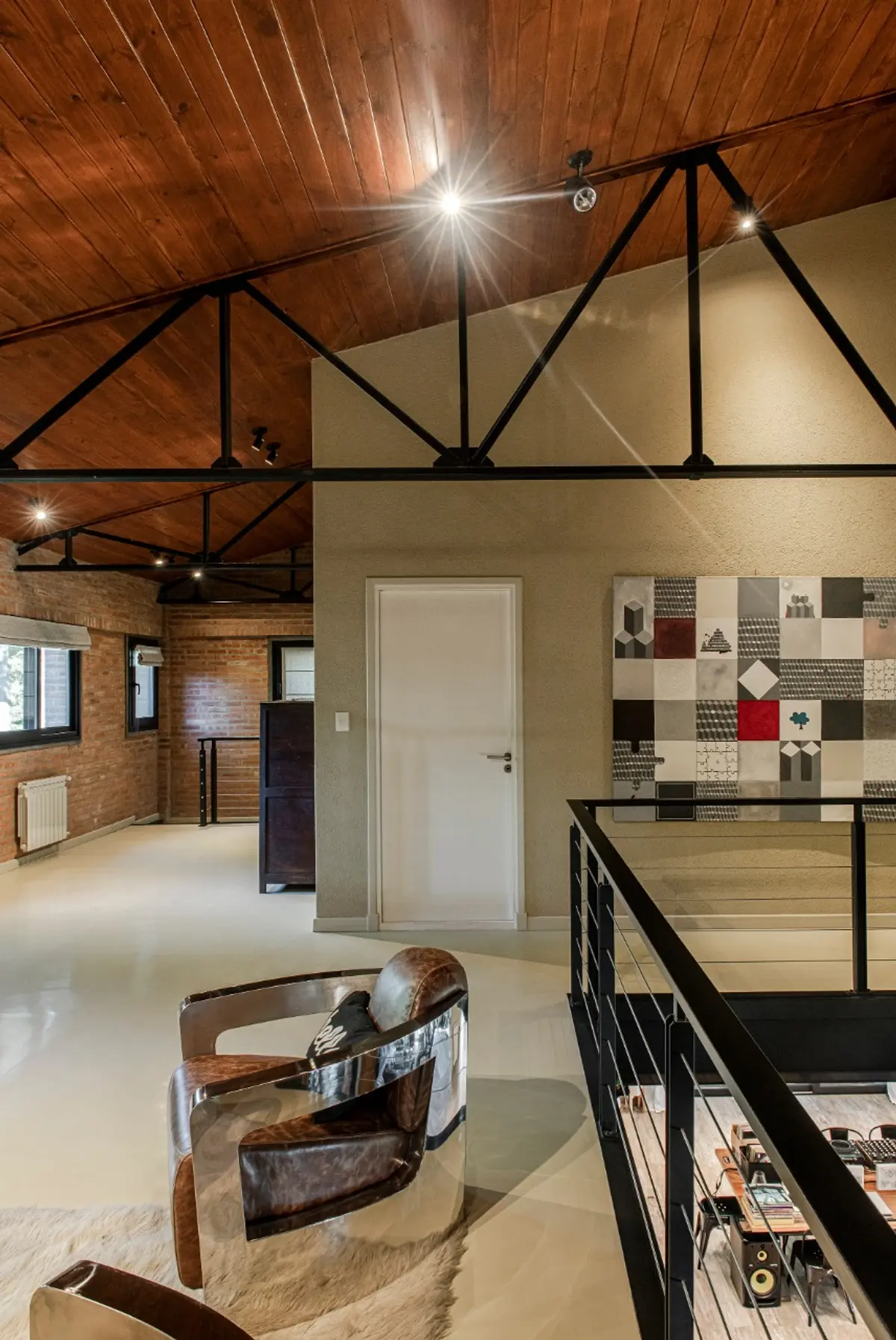 Sala de estar industrial moderna com teto de madeira e poltrona de metal — projeto Loft y garage autos de colección, por Arq. Damian Fainzilber, em San Isidro