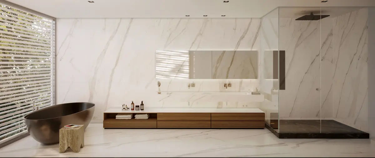 Baño moderno con paredes de mármol, bañera exenta oscura y vanitory de madera — proyecto CASA GKM, por GMARQ, en Garin