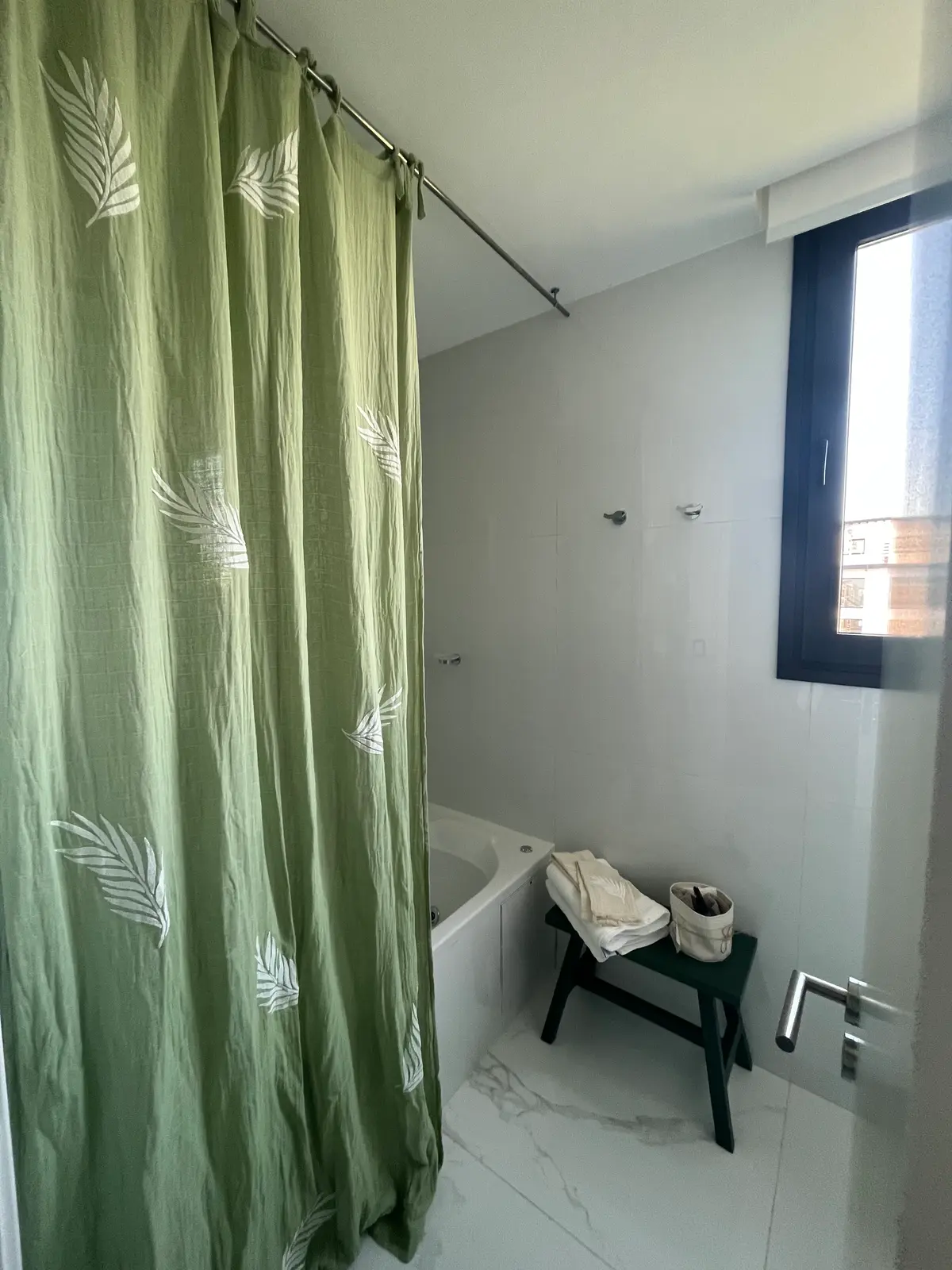 Banheiro moderno com cortina verde e banheira de imersão — projeto Le chambre verte, por BRand arquitectura / BRand homes, em Belén de Escobar