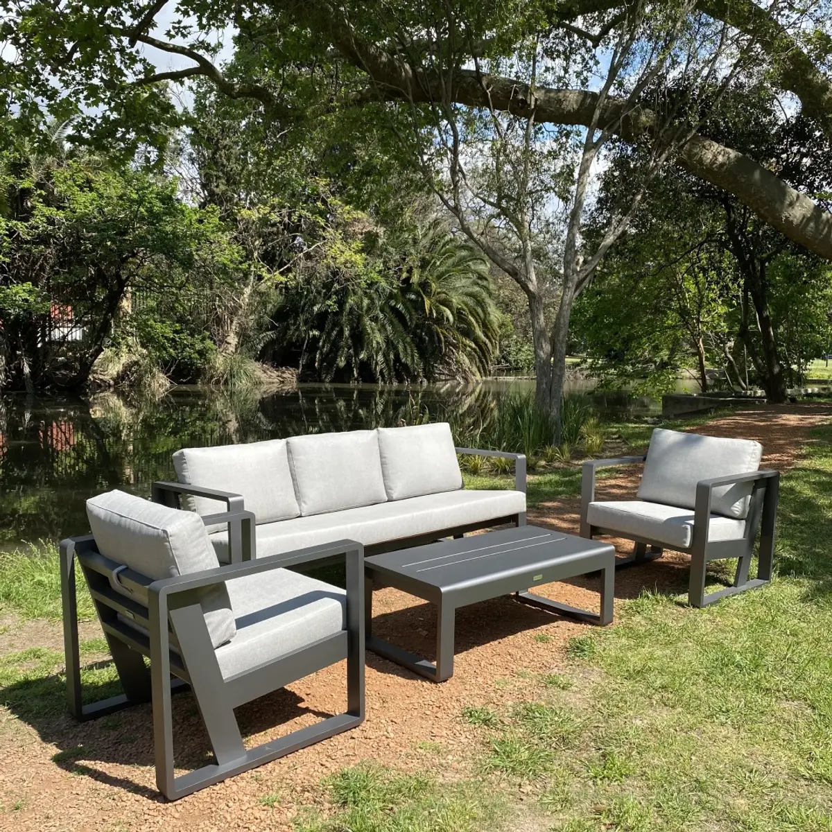 sala externa moderna com móveis de rattan e jardim exuberante — projeto Set Living para Exterior, por Josias Faúndez, em Buenos Aires