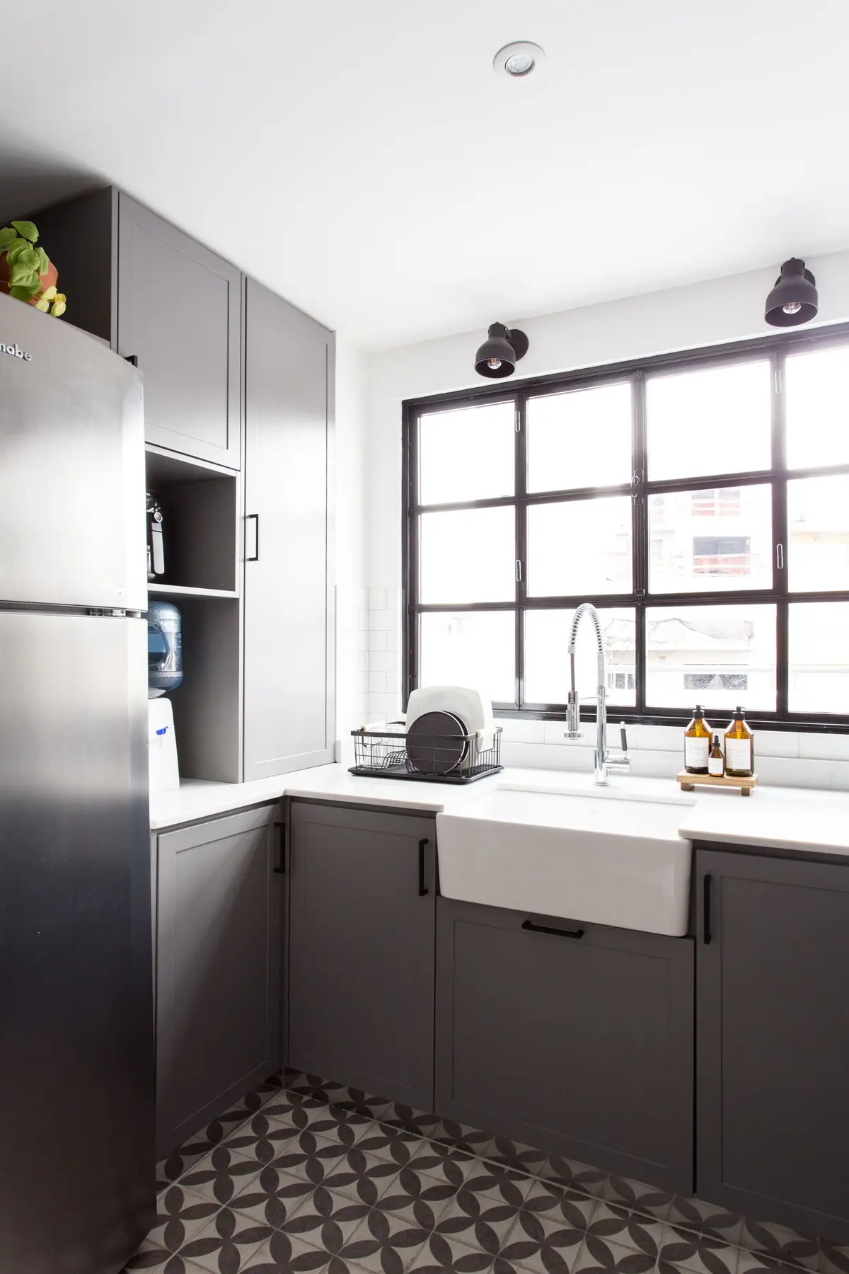 Cocina Con Isla Estilo Campo con color predominante Marrón del Proyecto Obra Olazábal II por SYA Arquitectas