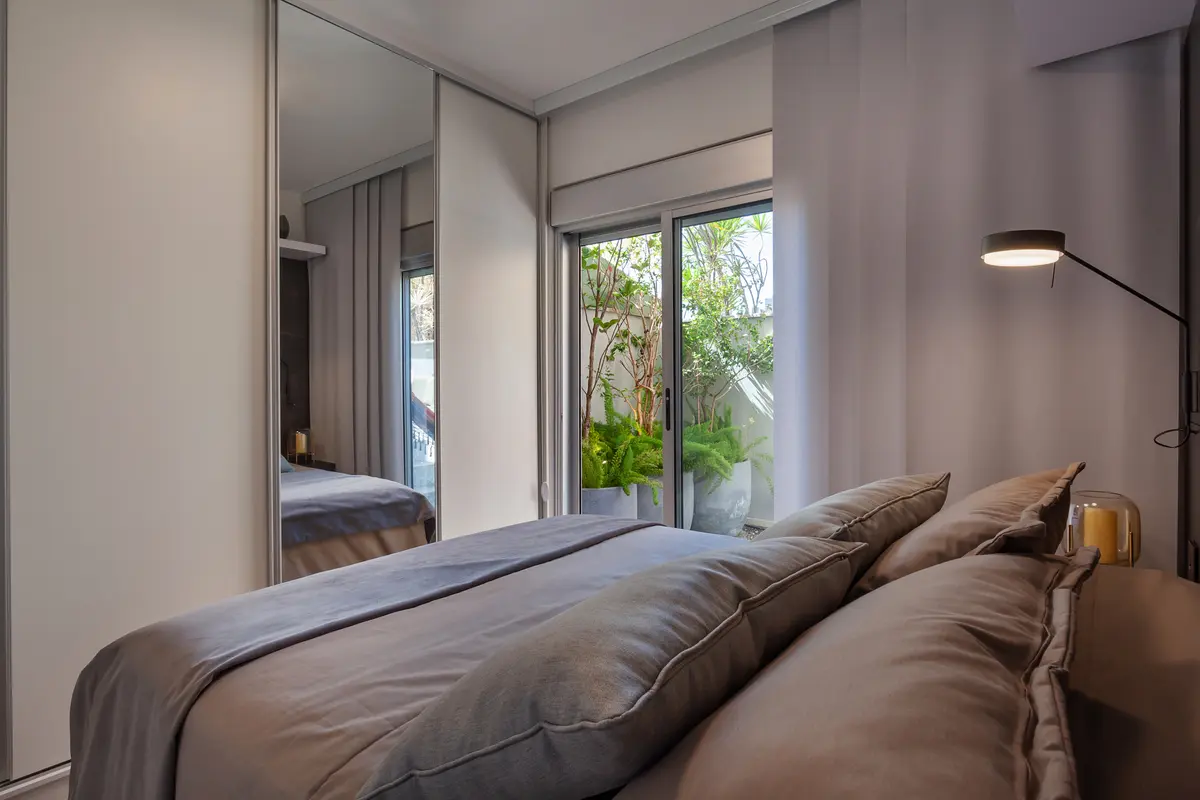 Quarto Quarto de casal com cor predominante Cinza do Projeto APARTAMENTO TP por Frederico Bicalho Arquitetura