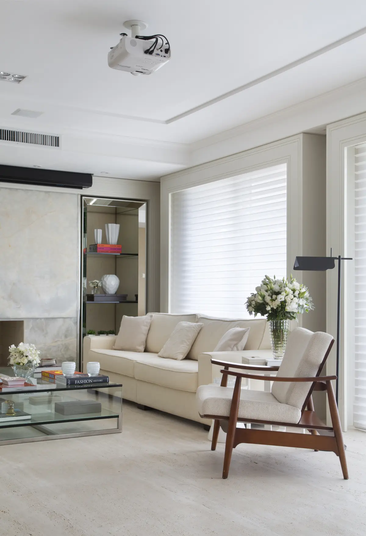 Sala Estilo Clássico com cor predominante Bege do Projeto Apartamento KC por GabrielaCasagrande Arquitetura