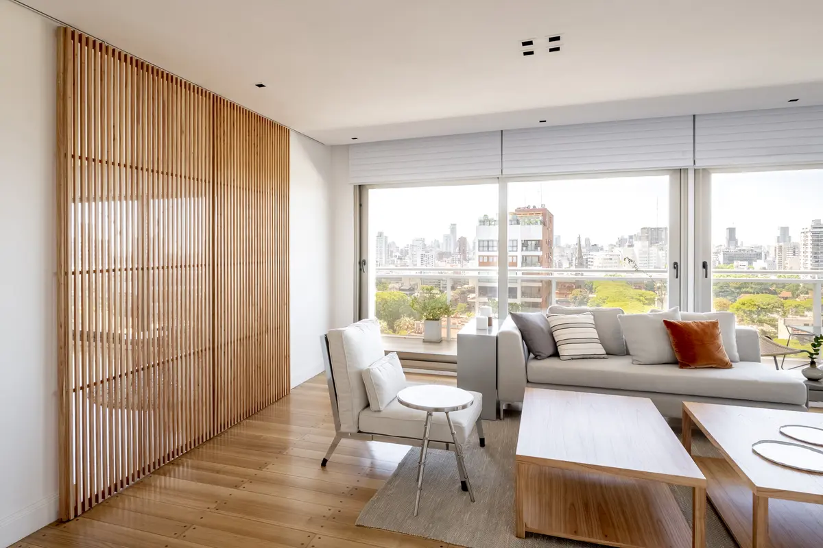 Sala de estar moderna com janela grande e divisória de madeira — projeto Lacroze, por Estudio Basa, em CABA
