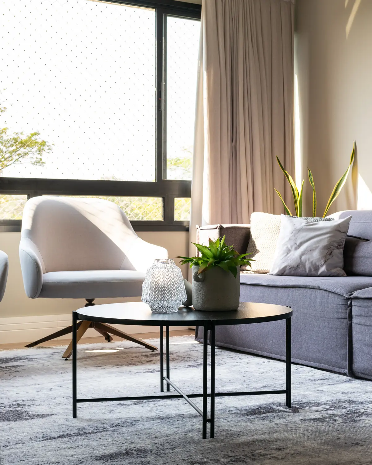 Sala Estilo Escandinavo com cor predominante Bege do Projeto Apartamento CN por Boho Arquitetura