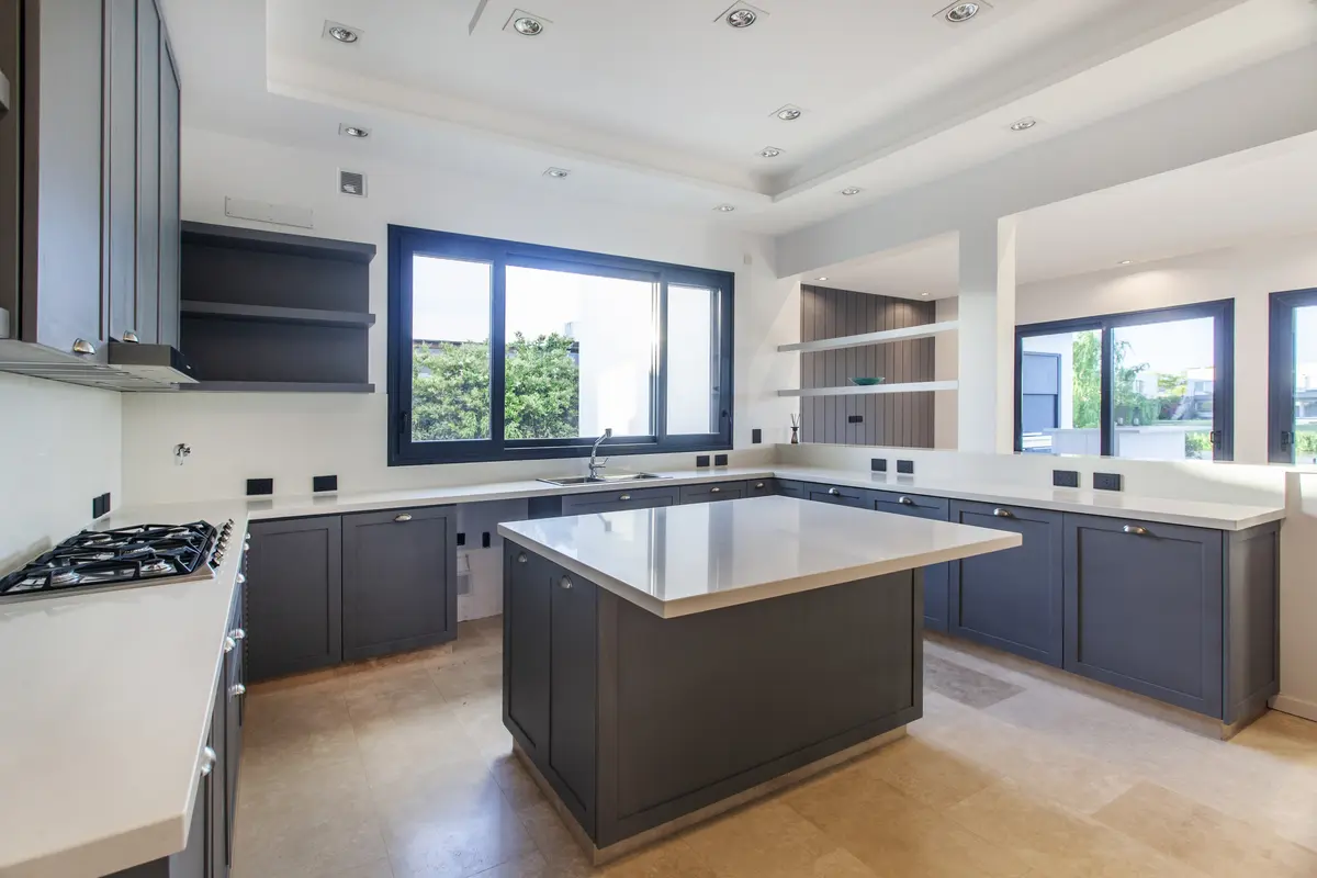 Cocina Con Isla con color predominante Beige del Proyecto El Golf 137 por Build a Home Arquitectura