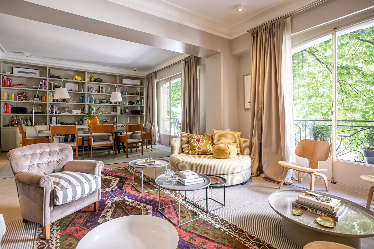Living Estilo Clásico con color predominante Gris del Proyecto ARQ. TOMAS MAGRANE por uchimayfotos