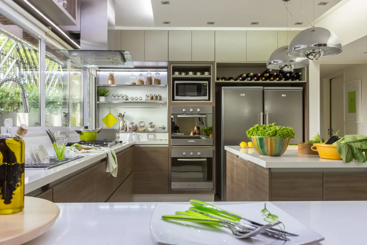 Cozinha moderna com ilha, janelas amplas e muita luz natural — projeto Piso en Belgrano II, por Gutman+Lehrer Arquitectas, em Belgrano