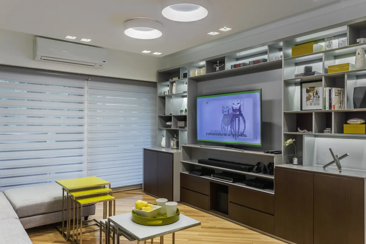 Living moderno con estanterías blancas y muebles oscuros — proyecto Piso en Belgrano III, por Gutman+Lehrer Arquitectas, en Belgrano