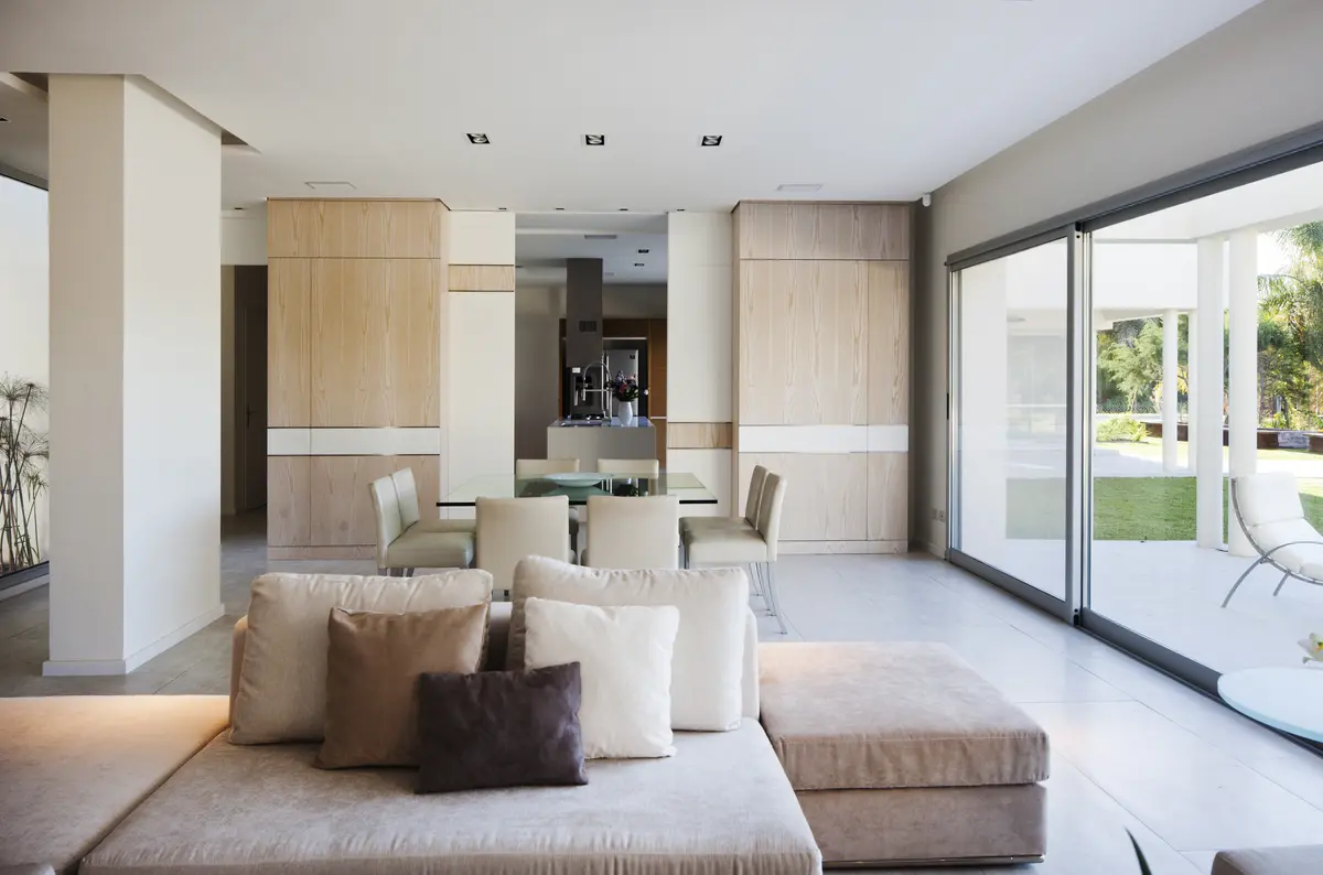 Living comedor moderno con mucha luz natural y detalles en madera — proyecto Modernismo Náutico, por Apaarquitectura, en Tigre