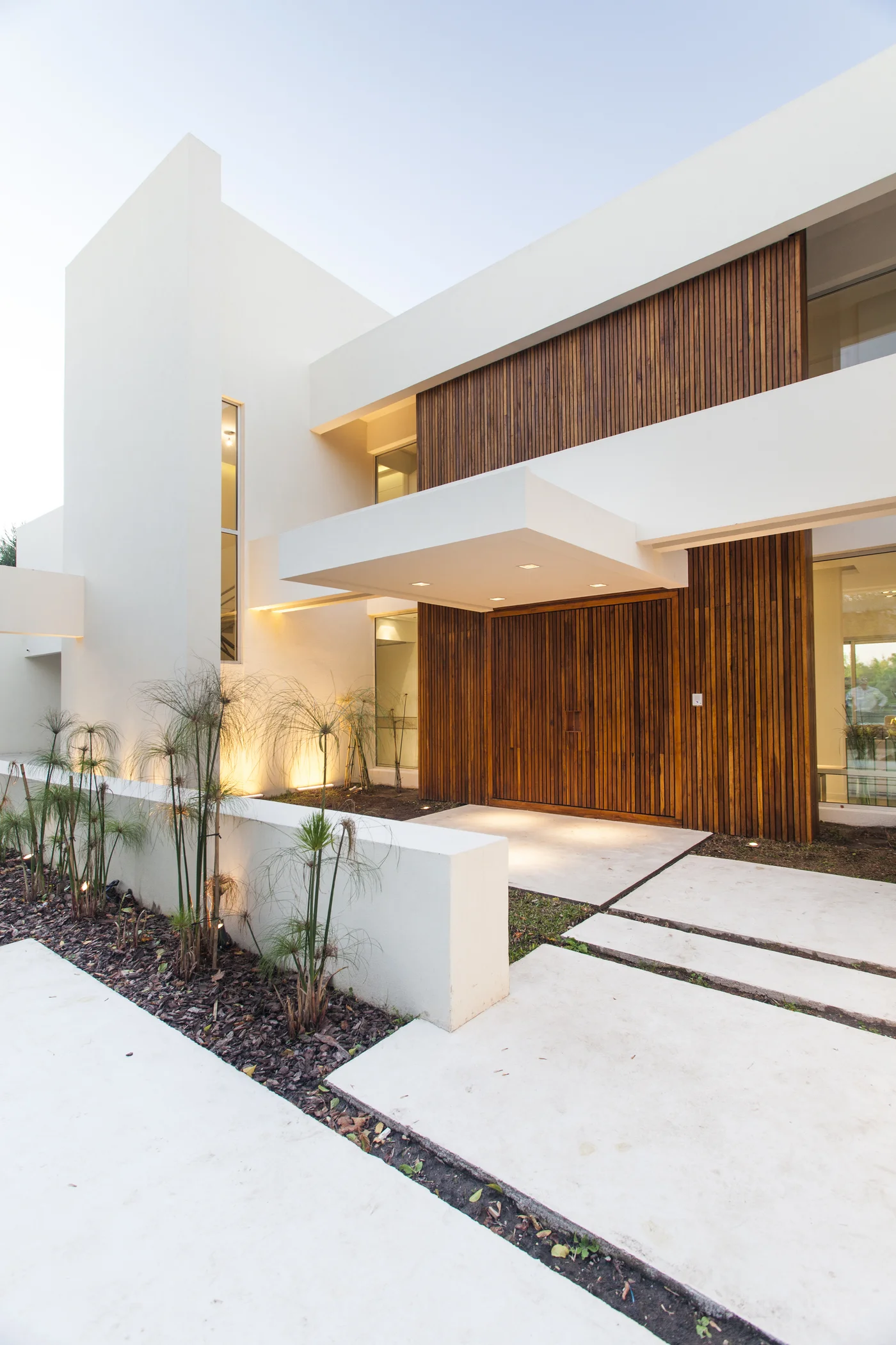 fachada moderna de hormigón blanco y madera