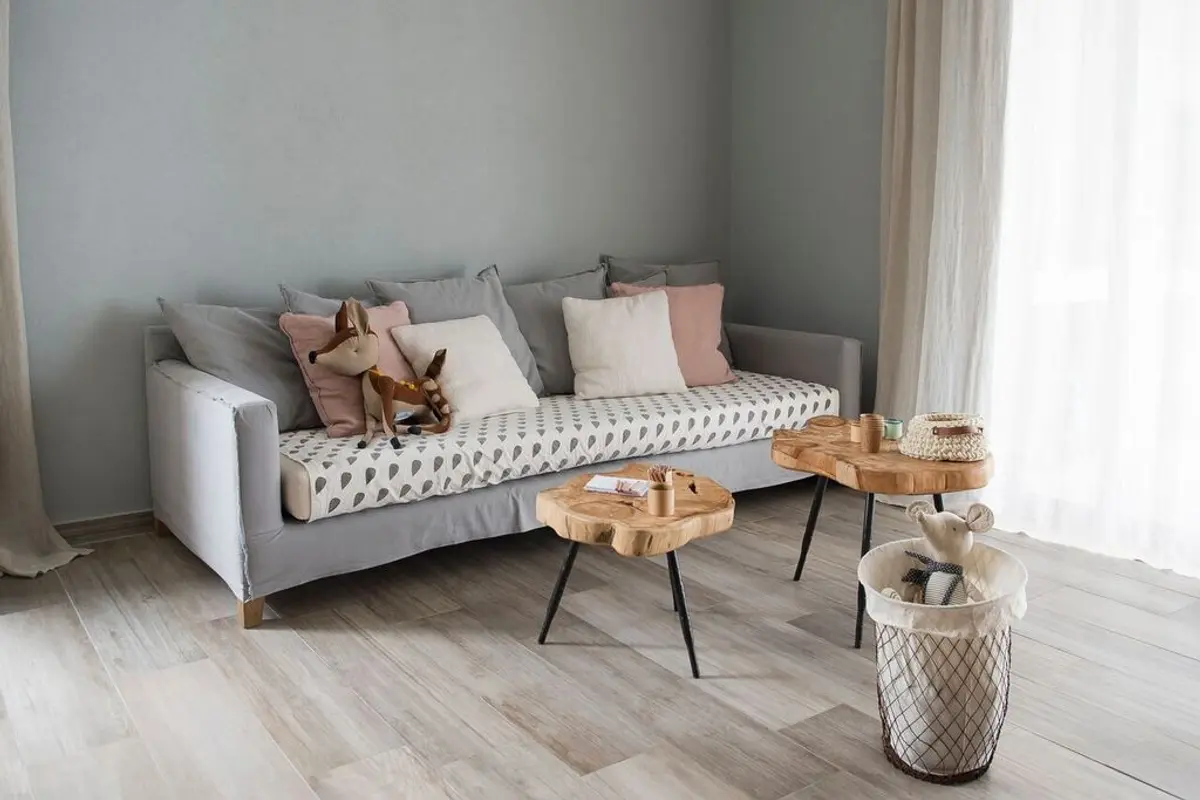 Sala de estar escandinava com sofá cinza e mesas de madeira — projeto GBA 2 2016, por Mesopotamia Ba