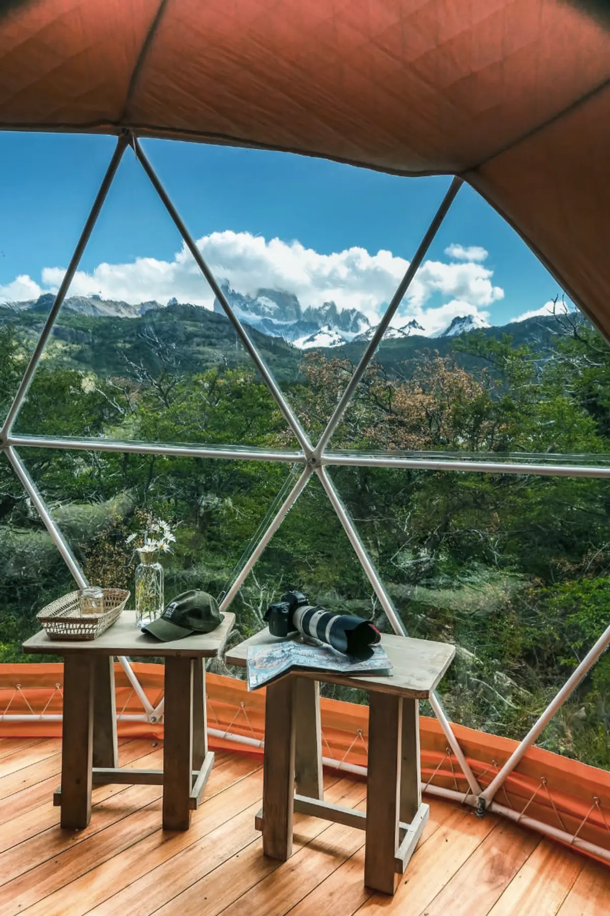 refúgio com vista panorâmica para a montanha e design geodésico — projeto Glamping Chalten Camp, por Estudio G, em El Chalten