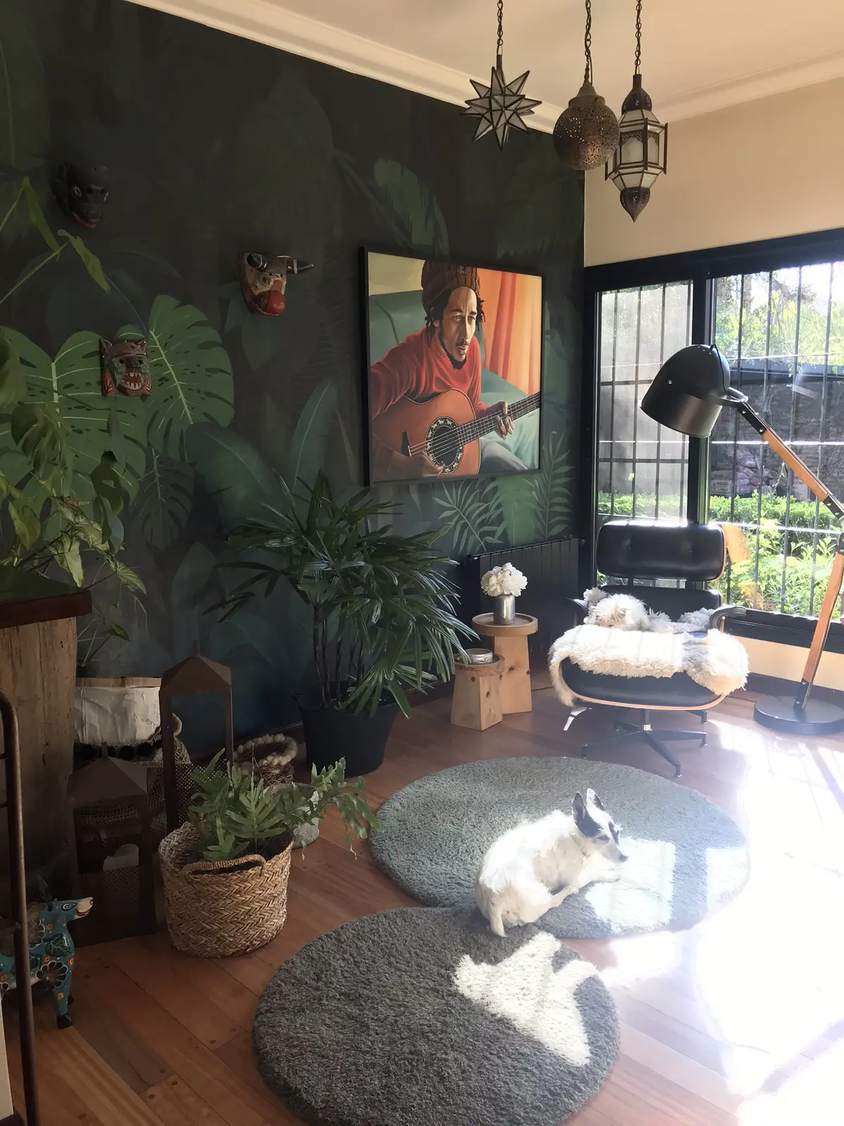 Sala de estar com mural de selva, tapetes redondos e luz natural abundante — projeto Monroe - La Horqueta, por Mgc.arq, em La Horqueta