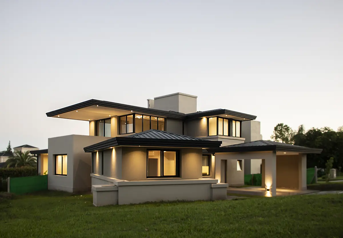 fachada moderna de concreto e vidro com iluminação embutida — projeto Casa Frank, por CYMA- arquitectura en equipo
