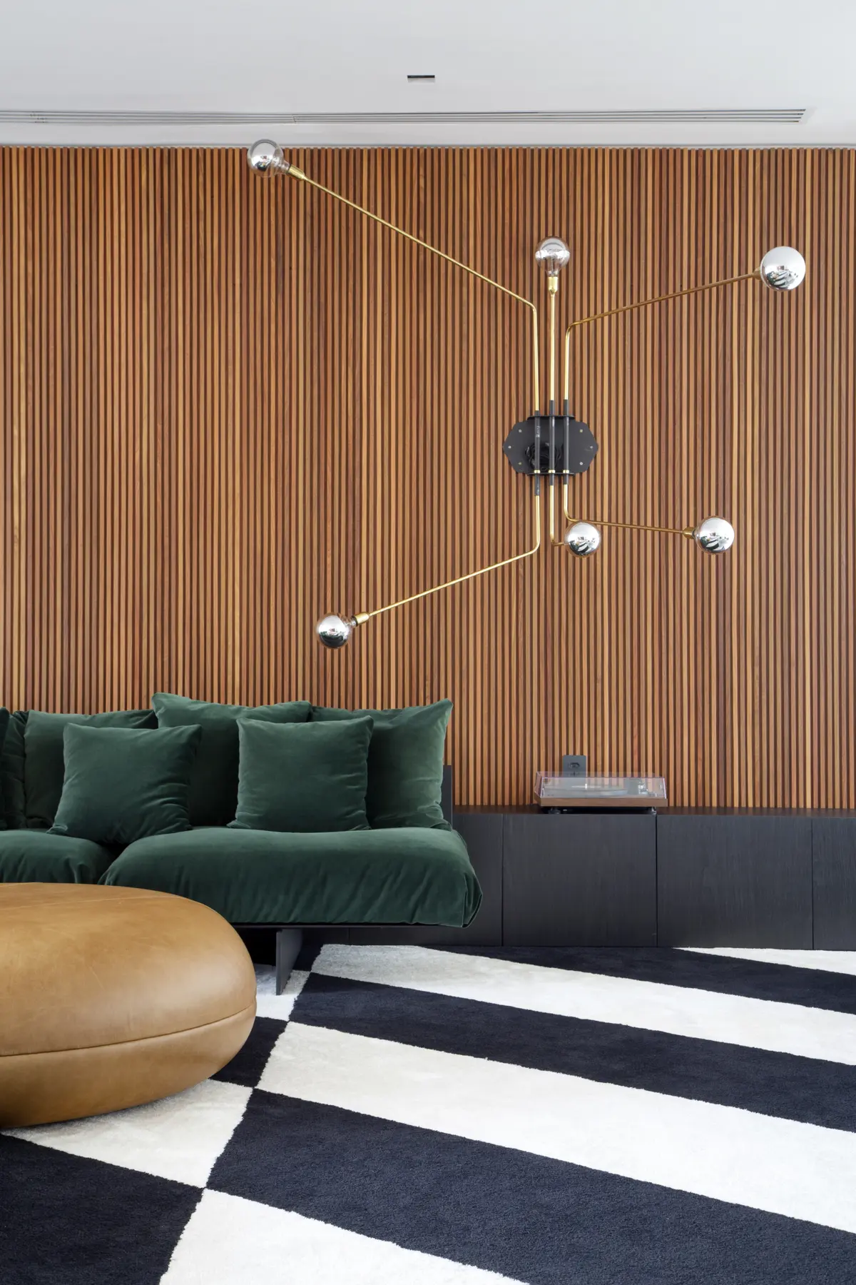 Living contemporáneo con revestimiento madera, sofá verde y lámparas articuladas — proyecto BP Hose , por Studio Ro-ca