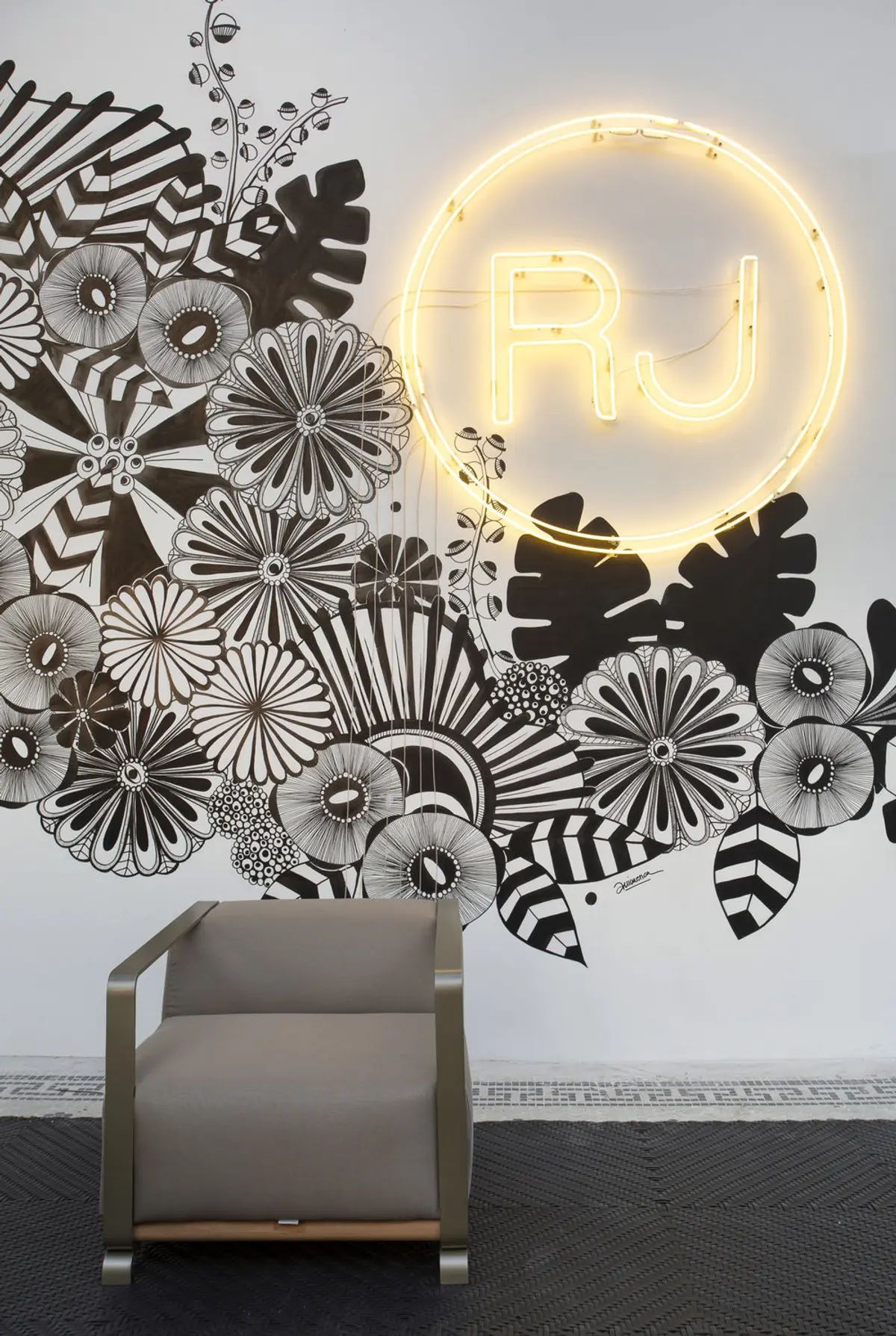 Living moderno con sillón gris y mural floral neon amarillo — proyecto Casa COR 2019, por Studio Ro-ca