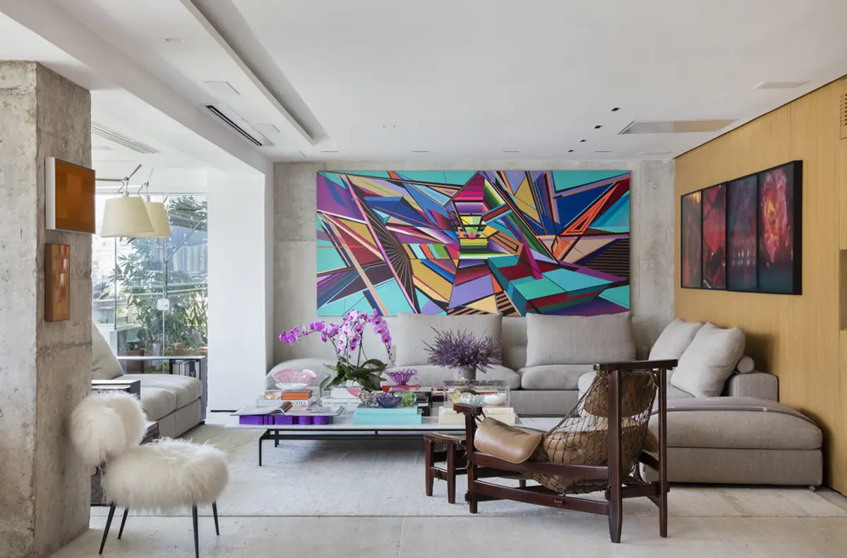 living moderno con arte colorido, sofá gris y vista a ciudad — proyecto RM House, por Studio Ro-ca