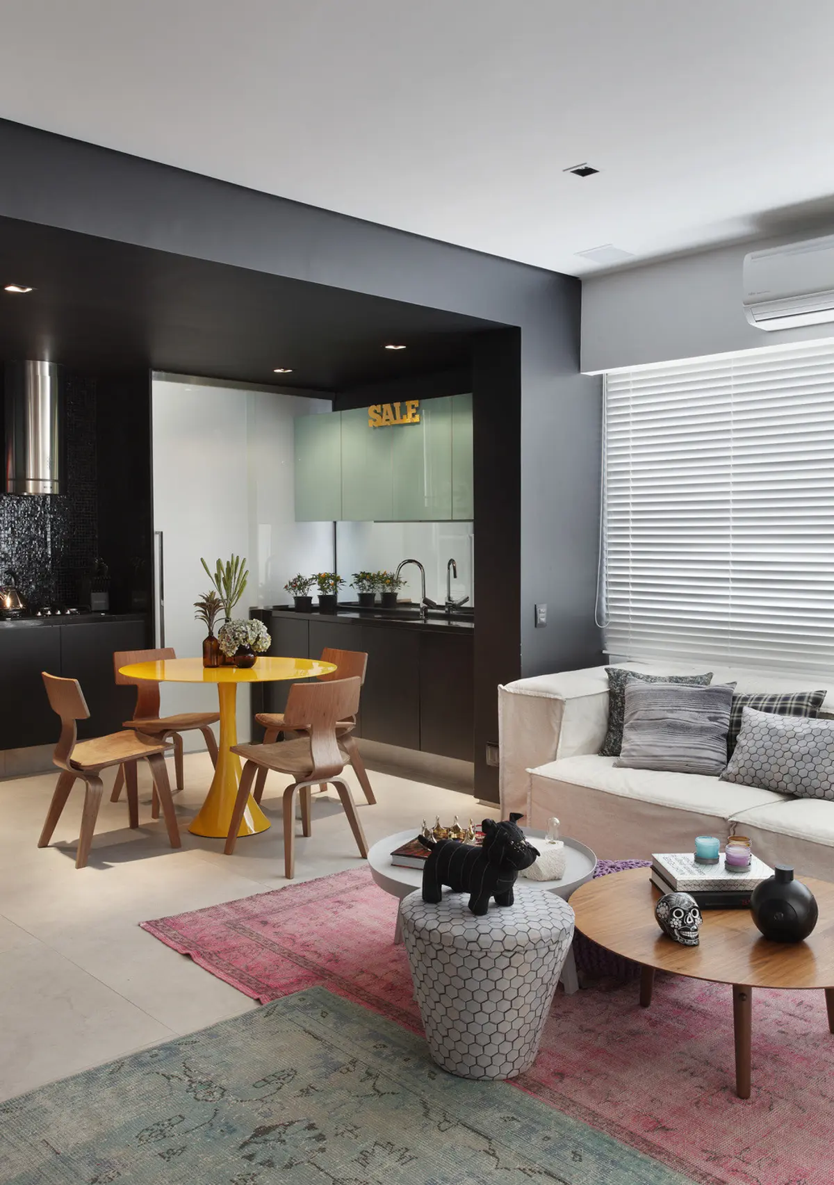 Living contemporáneo con cocina integrada, muebles de diseño y grandes ventanales — proyecto VF House, por Studio Ro-ca