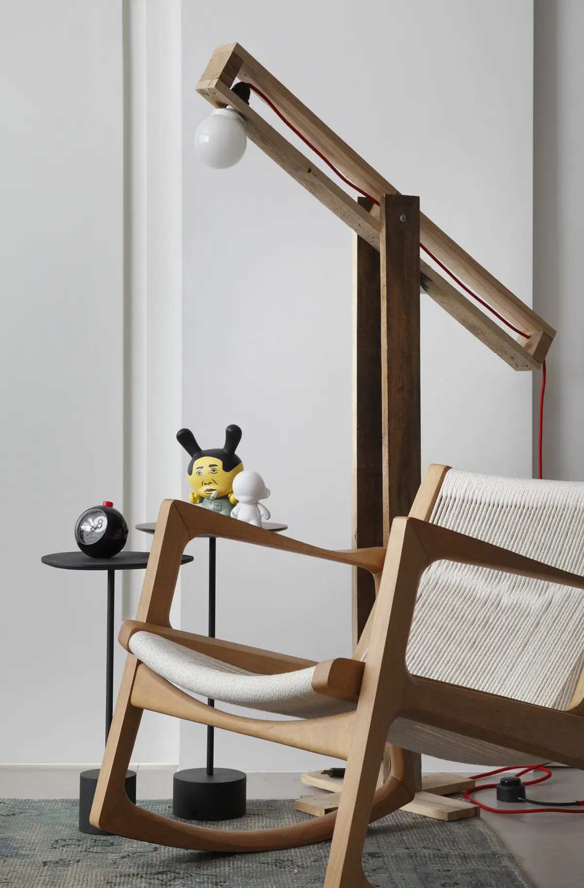 Silla mecedora de madera con estructura de grúa artesanal y accesorios decorativos — proyecto VF House, por Studio Ro-ca