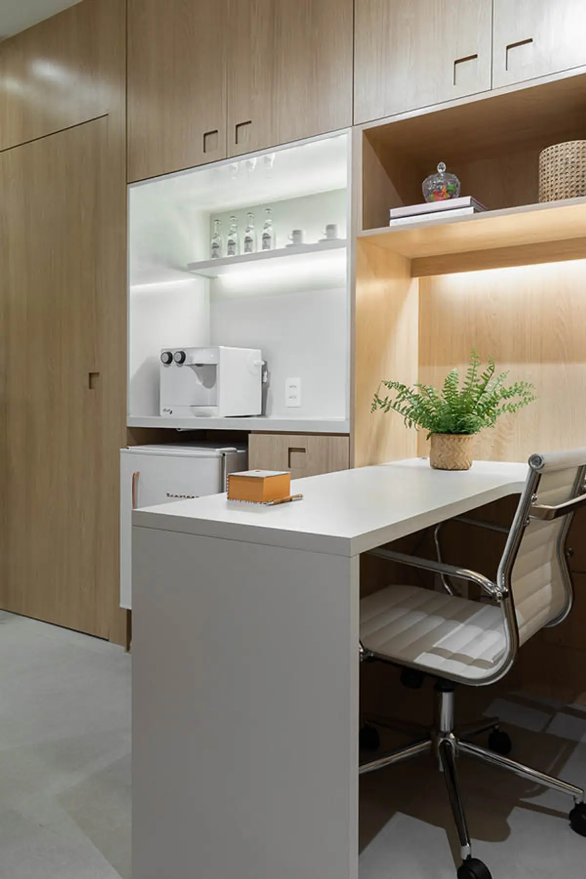 Home Office com cor predominante Cinza do Projeto Consultório Ipanema por Amanda Miranda