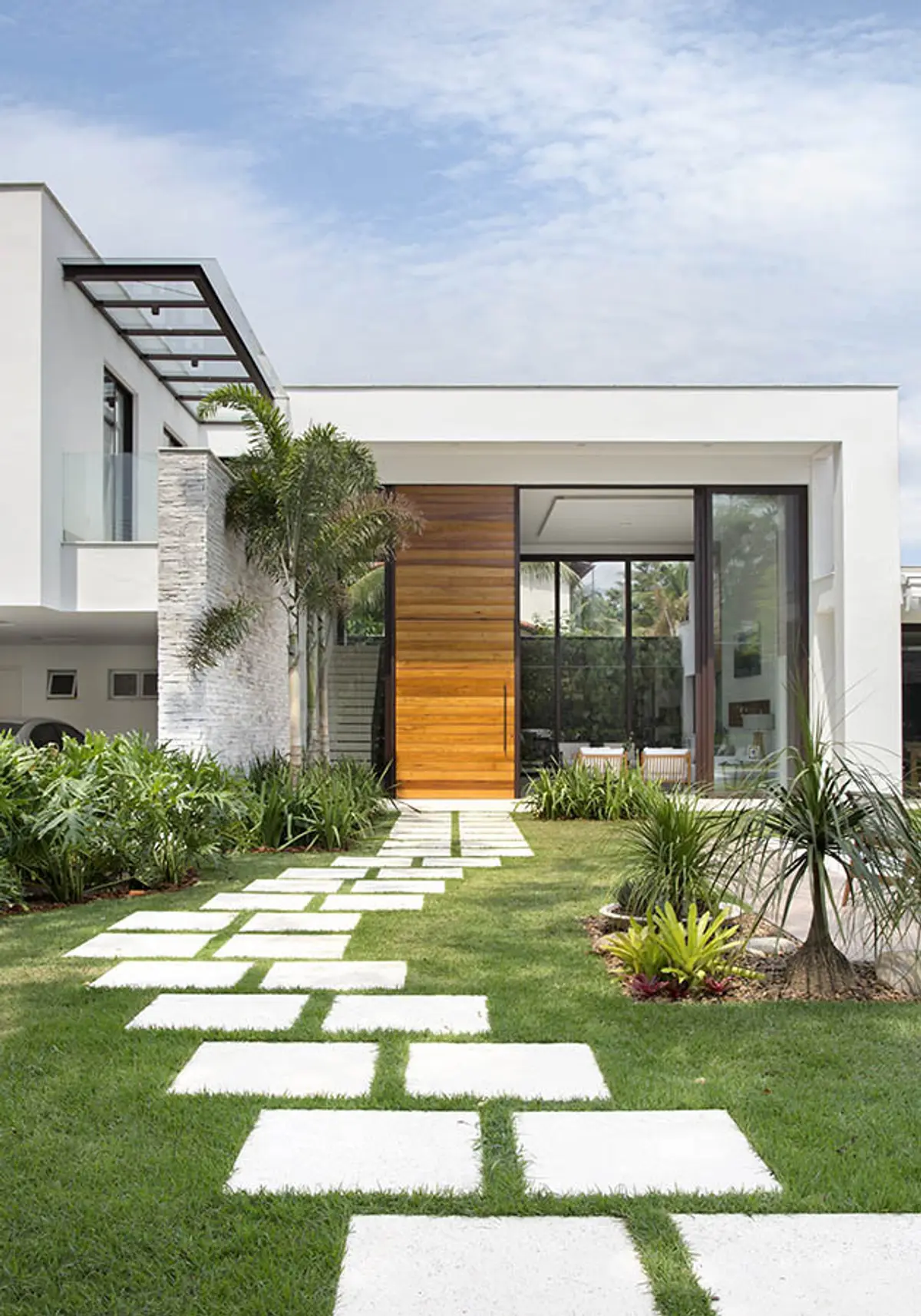 Hall com cor predominante Branco do Projeto Casa Jardim Ubá por Amanda Miranda