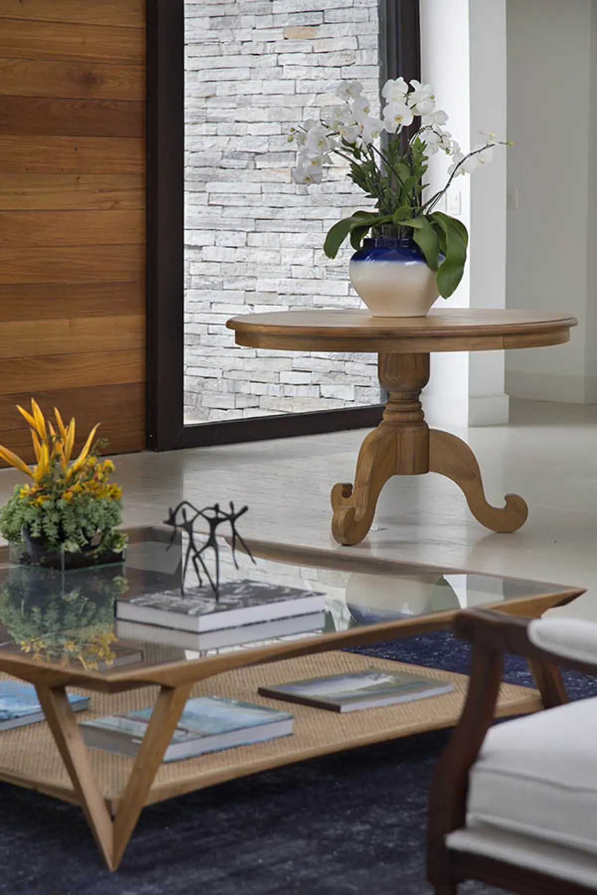 Sala Estilo Minimalista com cor predominante Castanho do Projeto Casa Jardim Ubá por Amanda Miranda