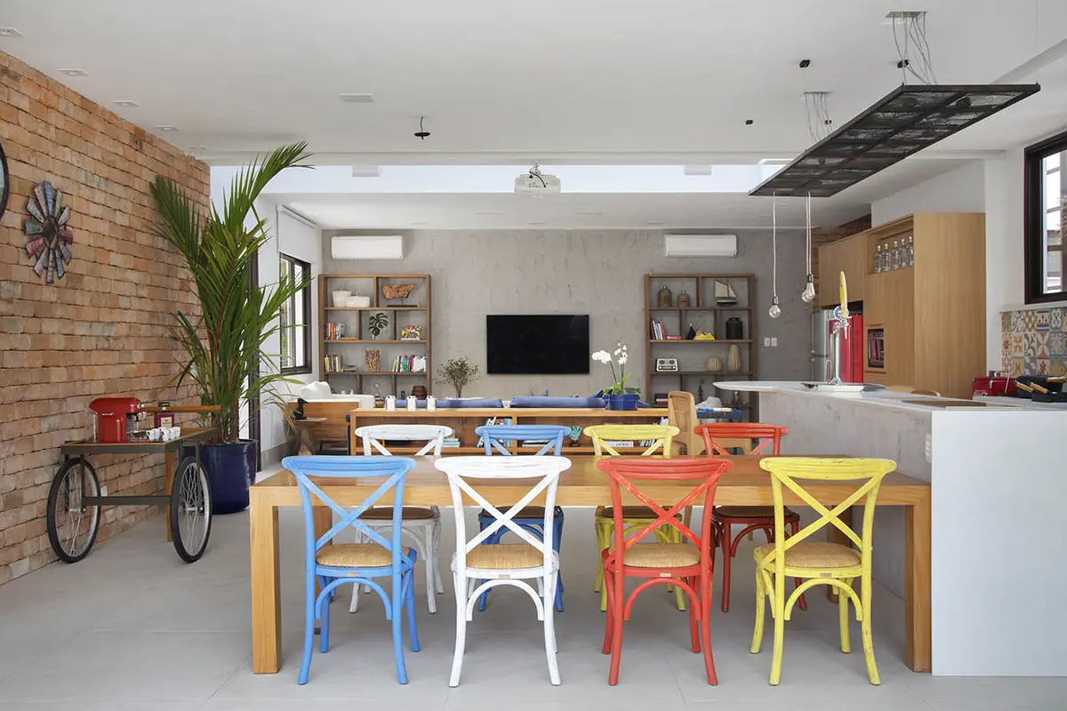 Sala de jantar Estilo Industrial com cor predominante Bege do Projeto Casa Jardim Ubá por Amanda Miranda