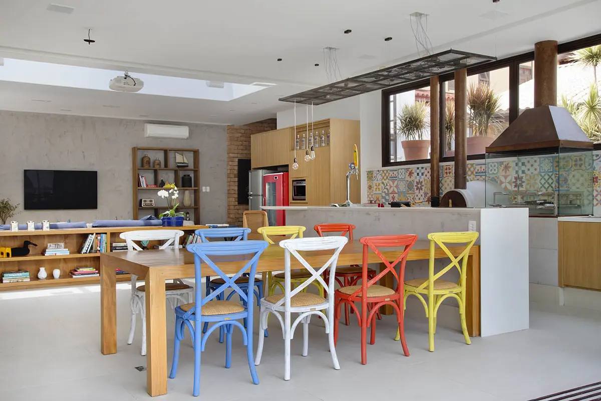Sala de jantar com cor predominante Bege do Projeto Casa Jardim Ubá por Amanda Miranda