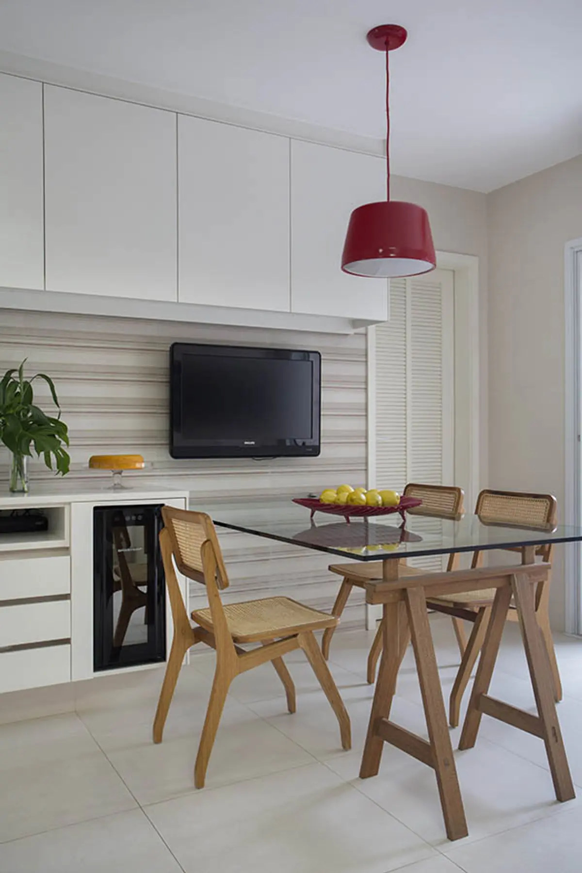 Cozinha Sem Ilha Estilo Moderno com cor predominante Bege do Projeto Casa Jardim Ubá por Amanda Miranda