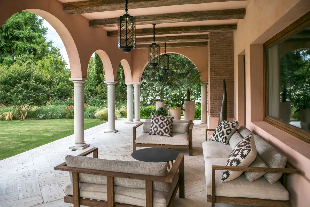 Galería con color predominante Marrón del Proyecto CasaLA por Ricardo Pereyra Iraola 