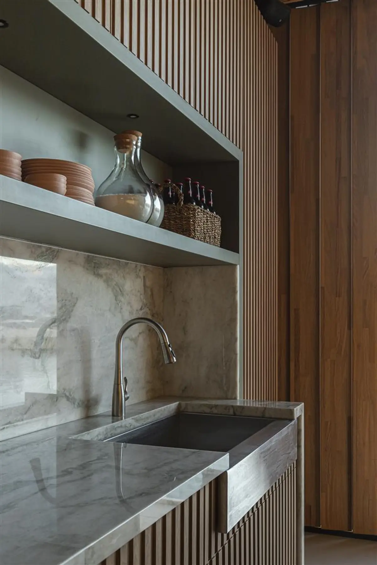 Cozinha Com Ilha Estilo Moderno com cor predominante Castanho do Projeto Refugio do Forte por Milcent Arquitetura