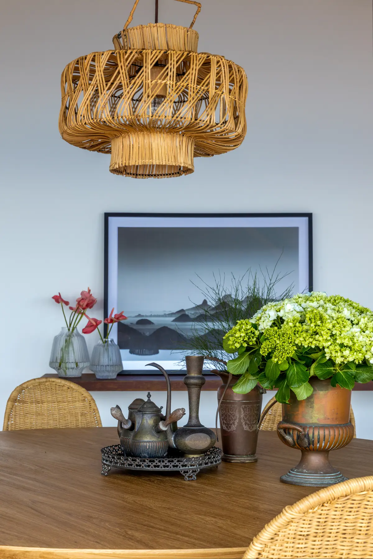 Sala Estilo Minimalista com cor predominante Bege do Projeto Casa da Ilha por Miguel Capanema Arquitetura