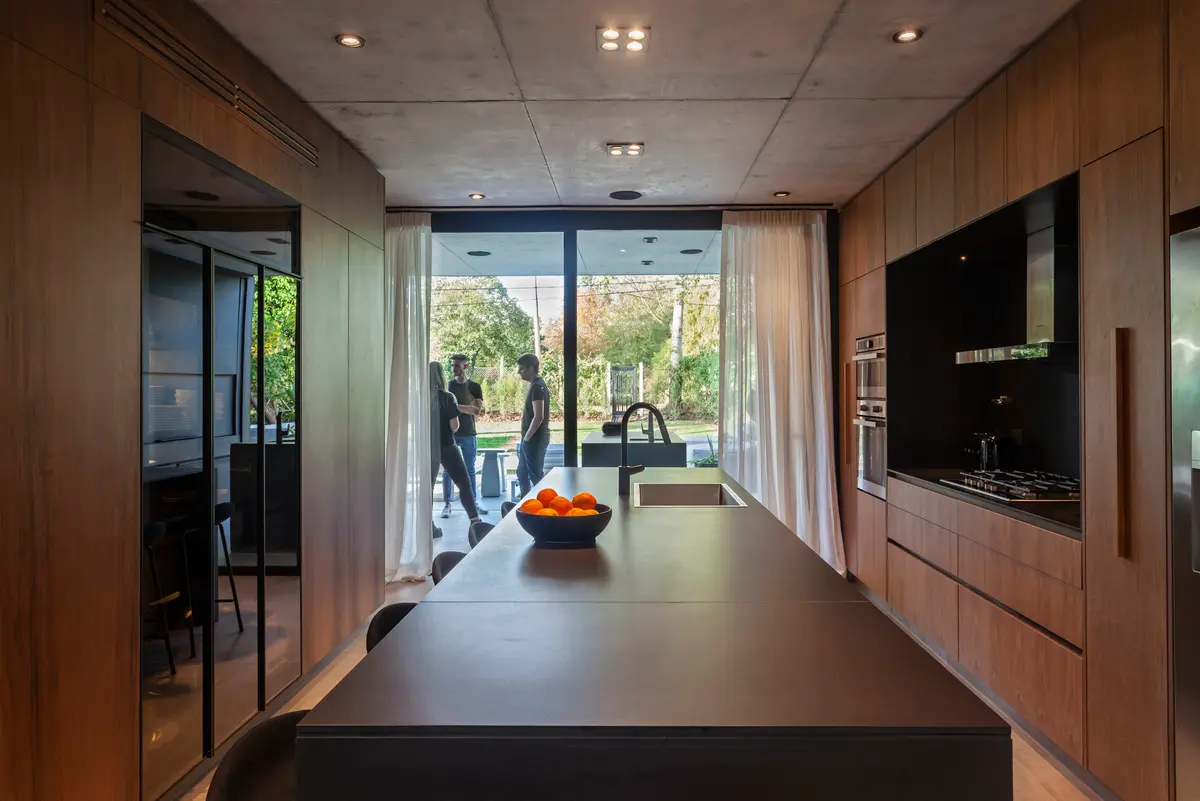 Cocina y comedor modernos, abiertos, con isla, madera y hormigón — proyecto CASA AH, por GMARQ, en Garin