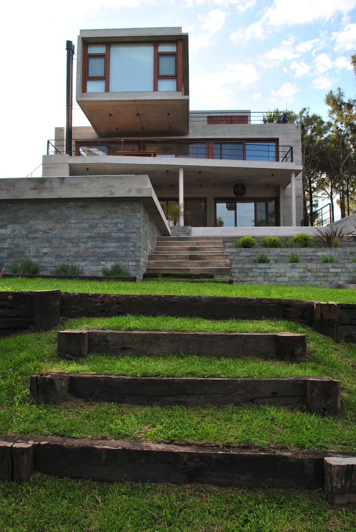 casa moderna com volumes de concreto e jardim em degraus — projeto Casa FSC, por TAVA Coop, em Pinamar