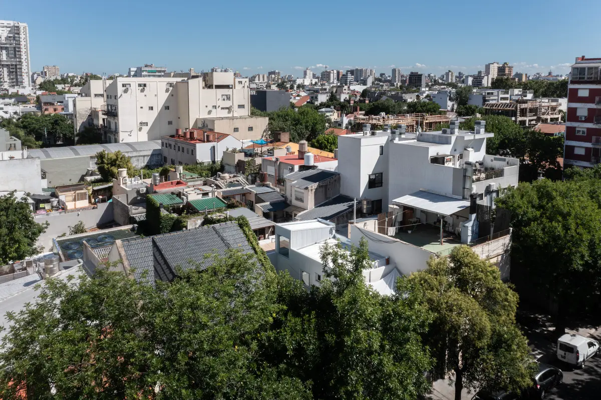 Fachada residencial mediterrânea com varanda e terraço — projeto PH Larralde, por OADD arquitectos, em Buenos Aires