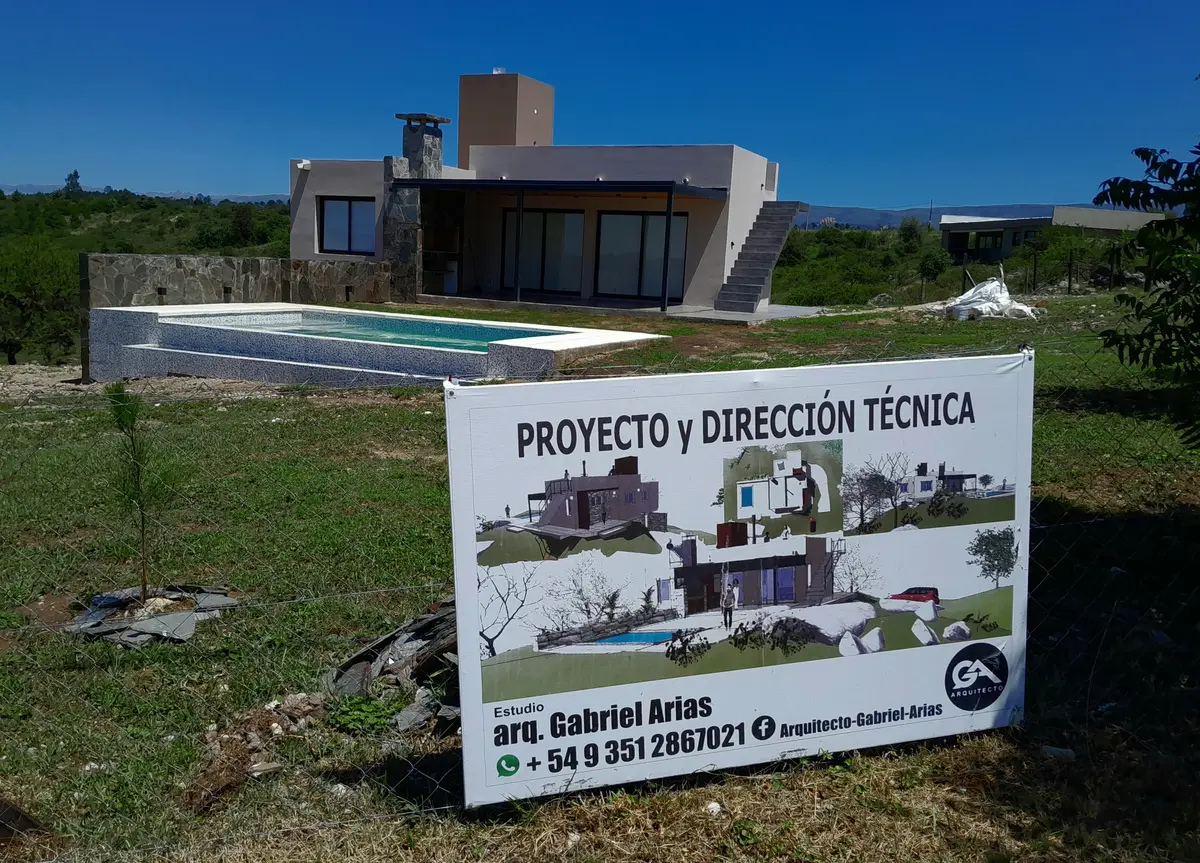 Casa moderna com piscina integrada e fachada de madeira e concreto — projeto LA CUNKA - POTRERO DE GARAY, por arquiga10573853, em Córdoba