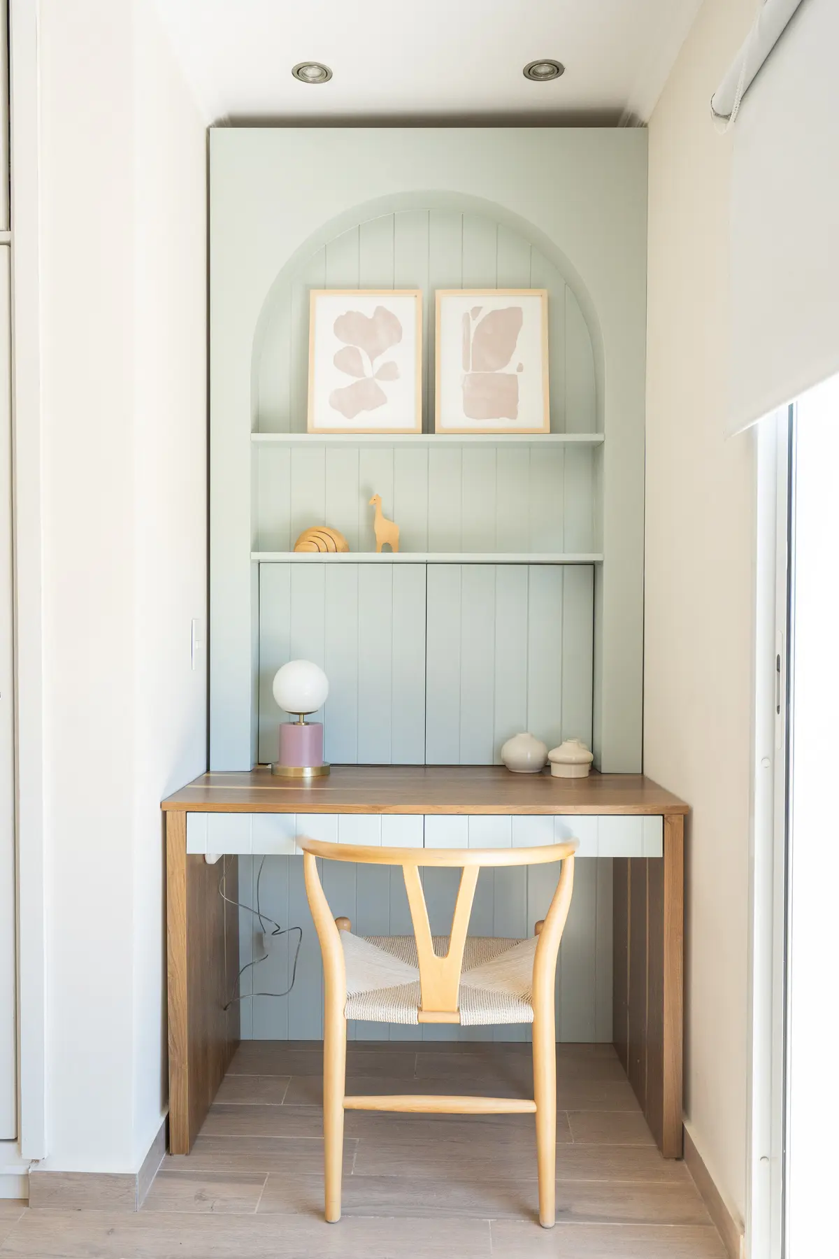 Escritório escandinavo com nicho arqueado embutido e cadeira wishbone — projeto Proyecto Pilar, por Blue Rabbit Design, em Pilar