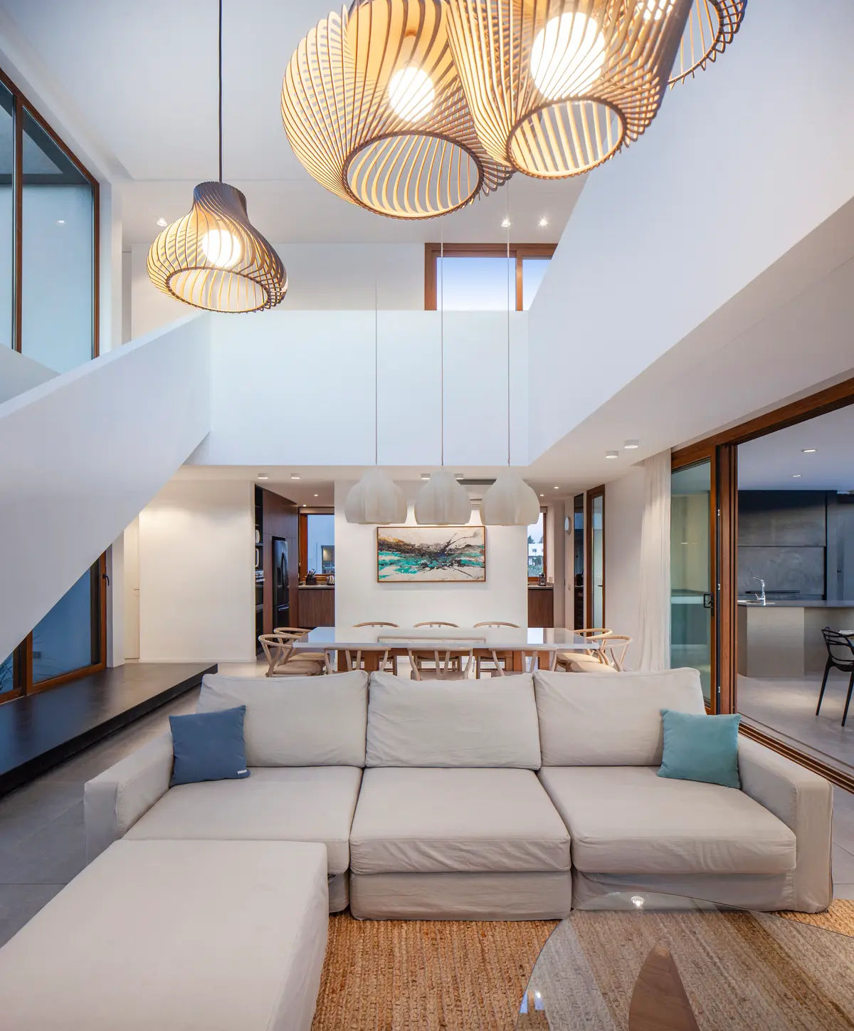 Sala de estar e jantar moderna e ampla com pé-direito duplo e luz natural — projeto Casa Green, por Frato construcciones, em Belén de Escobar