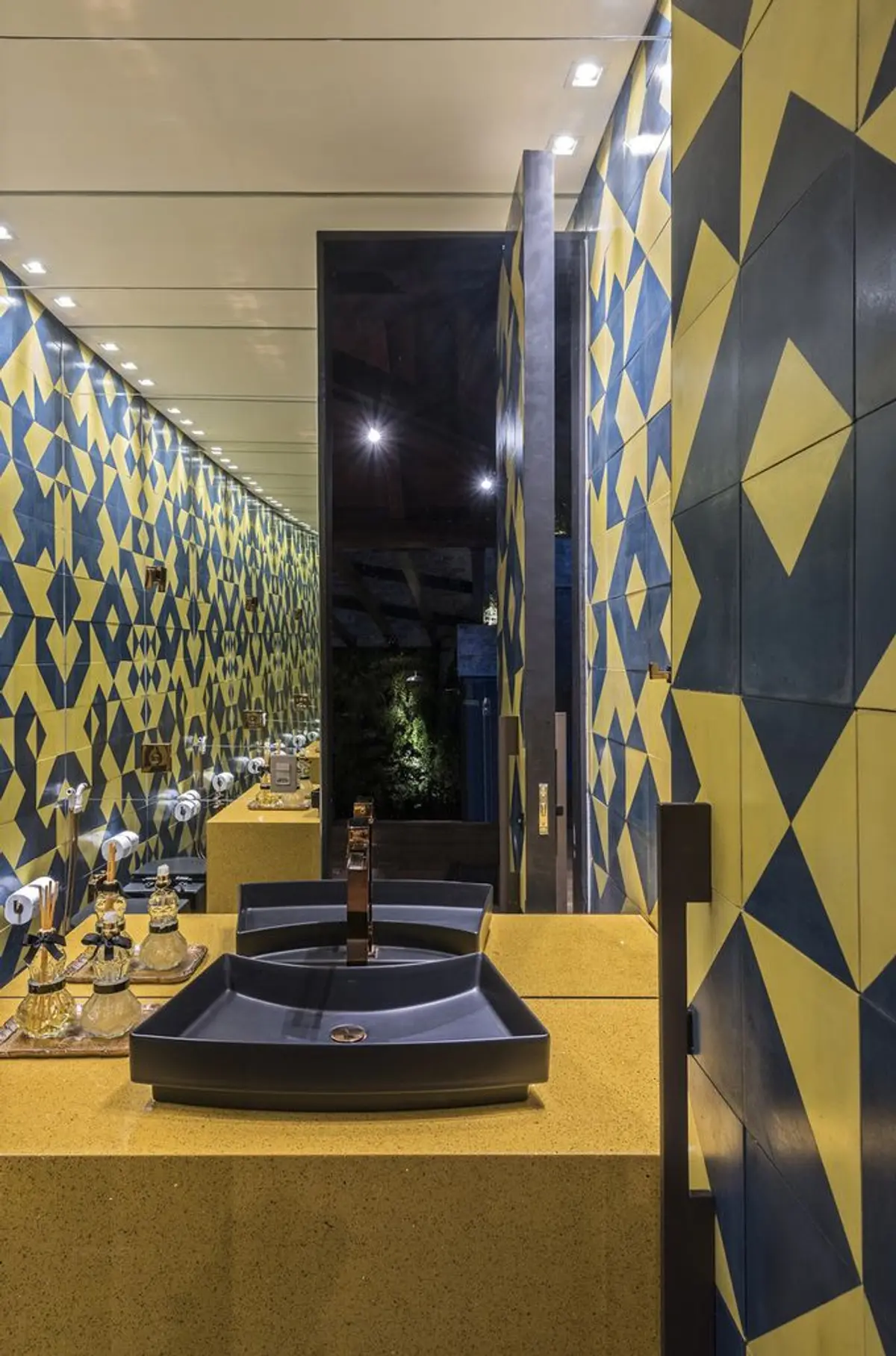 Banheiro moderno com azulejos geométricos, bancada de pedra e cuba preta — projeto Residência Gutierrez, por Andréa Buratto