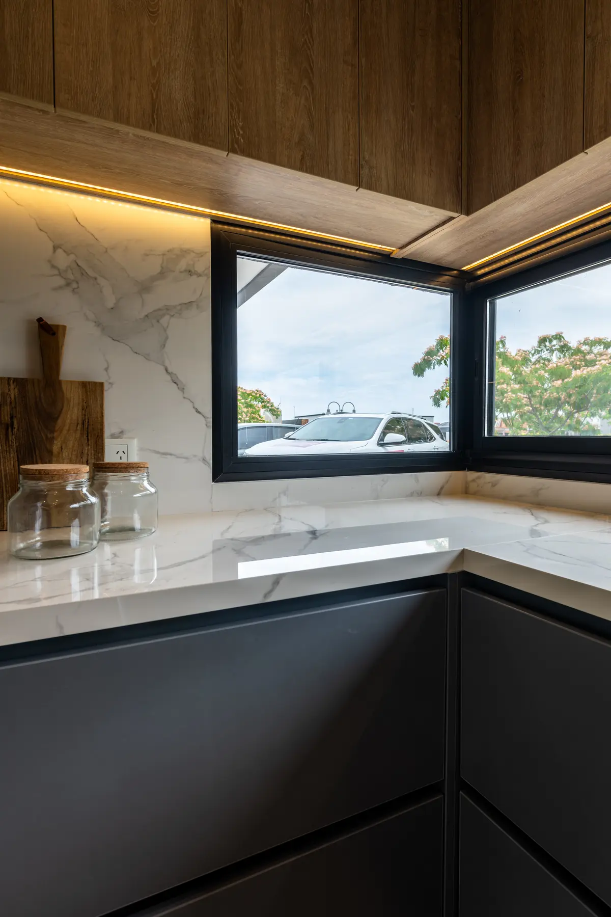 Cocina moderna con iluminación indirecta y mármol — proyecto Santa Isabel - Andrea Gonzalez, por ABEJA CONCEPT, en Nordelta