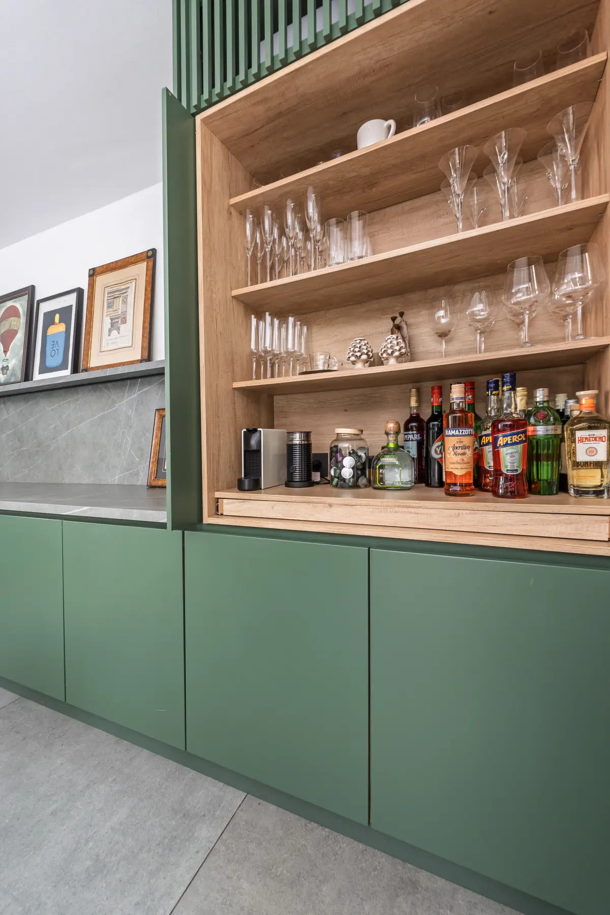 Cocina moderna con barra, estantes abiertos y gabinetes verdes — proyecto Peru, por ABEJA CONCEPT, en B1641 Acassuso